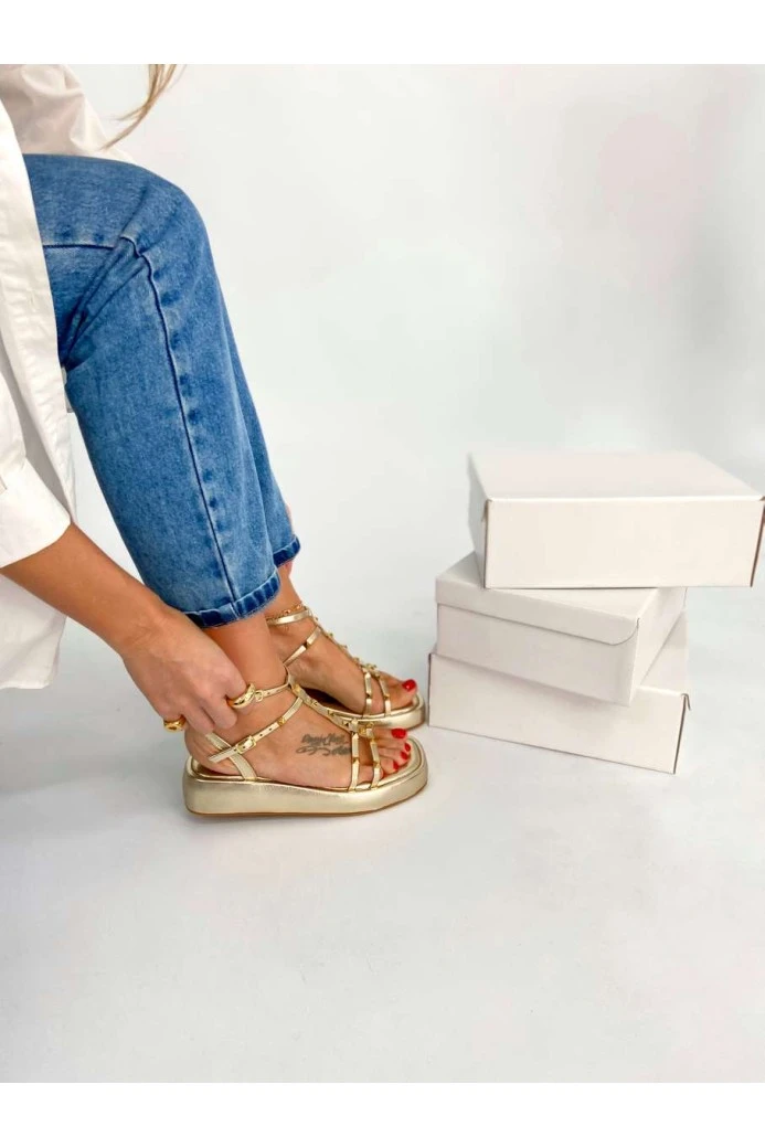 Sandalia Kventura Veneza Spikes  Ouro light